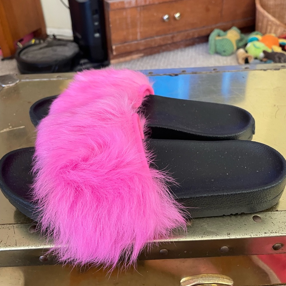 BNWOT Fuchsia Pink Fur UGG Slides